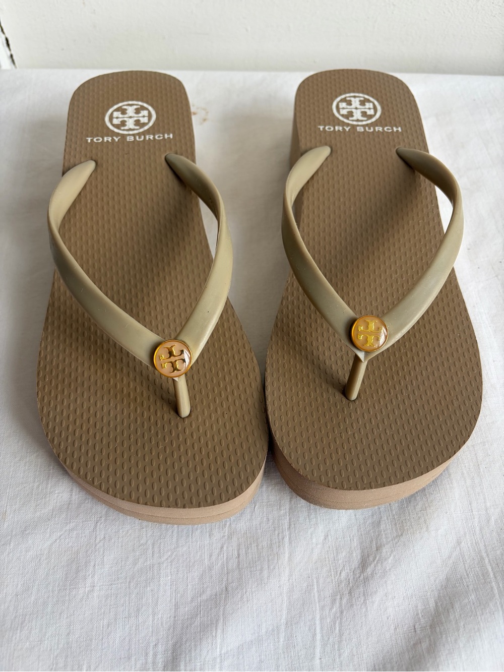 Tory Burch Taupe Thin Wedge Platform Flip Flops Sandals Gold Logo - Picture 11 of 15